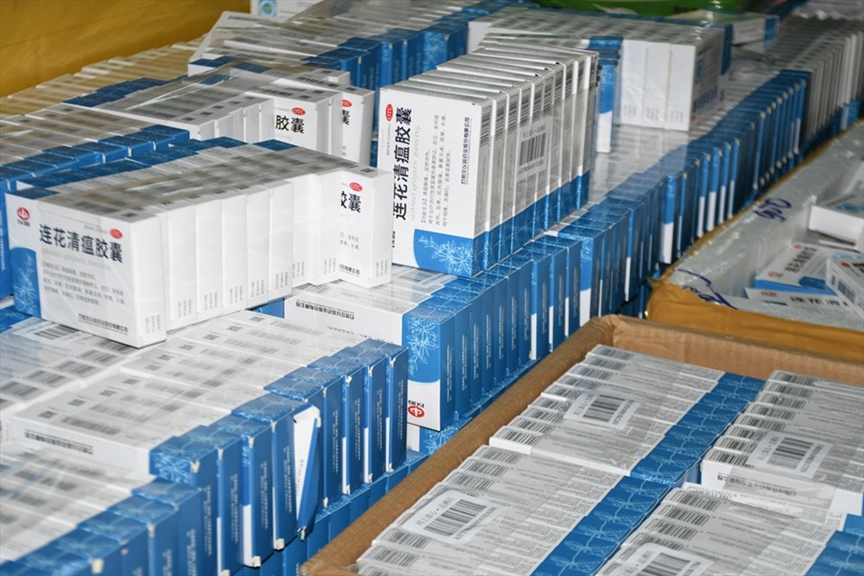 Phòng Cảnh sát kinh tế phát hiện, thu giữ trên 4.000 hộp thuốc “Liên hoa thanh ôn” điều trị COVID-19 không rõ nguồn gốc. Ảnh: Công an TP.Hải Phòng