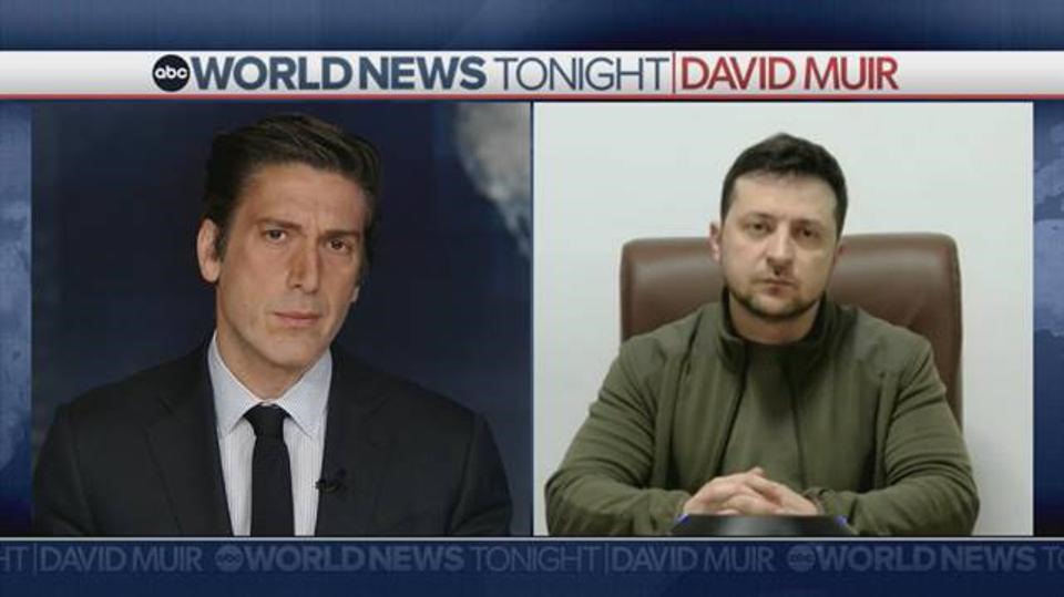 Người dẫn chương trình “Tin tức Thế giới Tối nay” của ABC News, David Muir, phỏng vấn Tổng thống Ukraina Volodymyr Zelensky. Ảnh: ABC