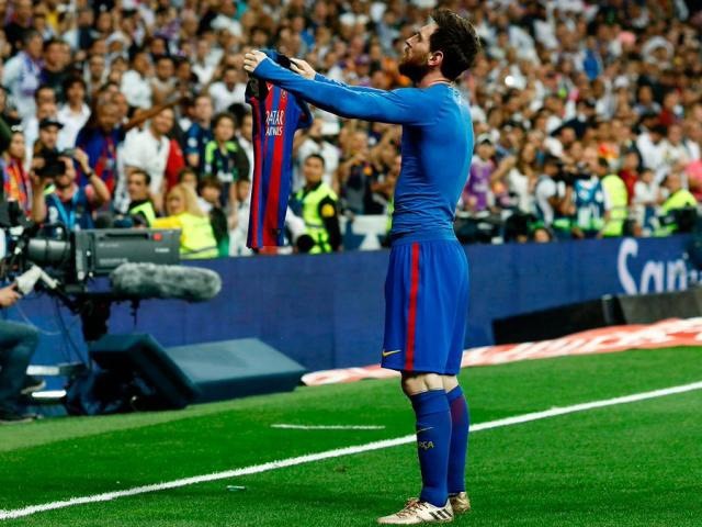 Màn ăn mừng kinh điển cho Messi trên sân vận động Bernabeu.   Ảnh: Goal