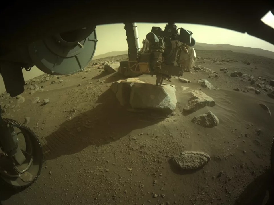Ảnh chụp lúc Perseverance thu thập mẫu đá thứ 7. Ảnh: NASA/JPL-Caltech
