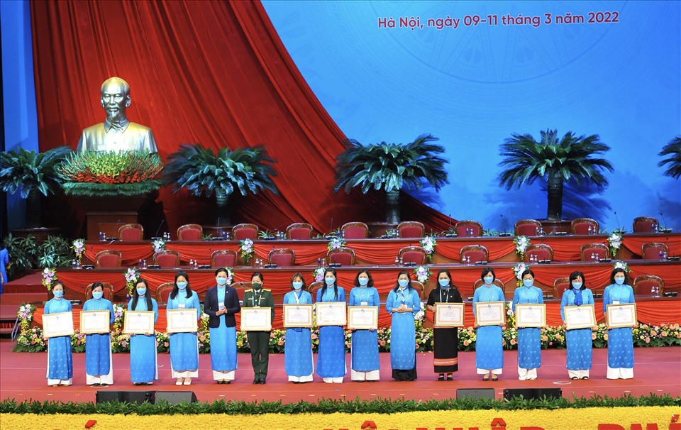 Cũng tại phiên trù bị, TƯ Hội LHPN Việt Nam đã công bố, trao bằng khen cho 13 công trình, phần việc vượt khó, sáng tạo, hiêu quả chào mừng Đại hội phụ nữ toàn quốc lần thứ XIII.