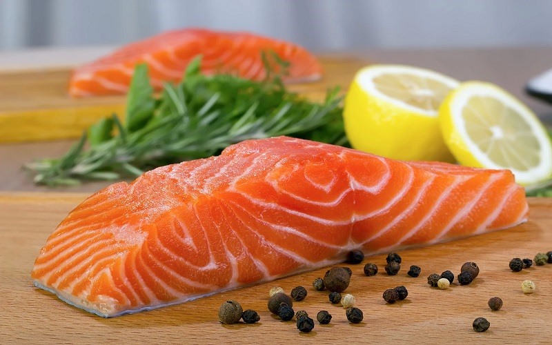 Cá hồi một một trong những loại thực phẩm chứa nhiều Omega - 3 giúp làm nhanh quá trình chữa lành vết thương (Ảnh minh họa)