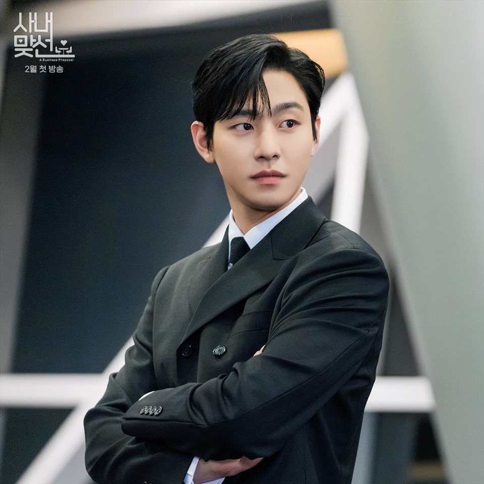 Ahn Hyo Seop trong bộ phim đang được chú ý “Hẹn hò chốn công sở“. Ảnh:NS
