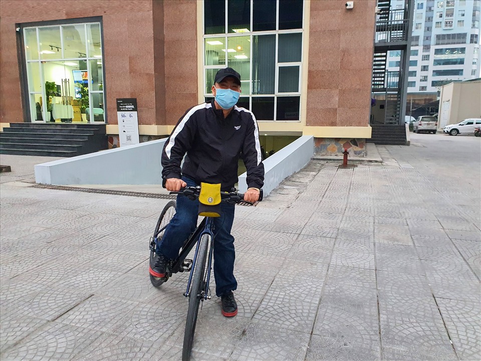 Cũng giống như chị Chung, anh Trần Duy Hưng (Cầu Giấy - Hà Nội) chuyển từ xe máy sang xe đạp để đi làm.