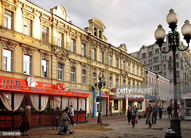 Phố cổ Arbat tồn tại từ khoảng thế kỷ 15, là một trong những con phố lâu đời nhất còn sót lại tại thủ đô Mát-xcơ-va, Nga. Dù chỉ có chiều dài 1km, nhưng phố cổ Arbat lại chứa đựng vô vàn điều thú vị, như những bức tranh được bày bán bên vệ đường, những nghệ sĩ biểu diễn nghệ thuật, hay những chú bồ câu bình thản xà xuống trên đường, dưới chân khách du lịch.