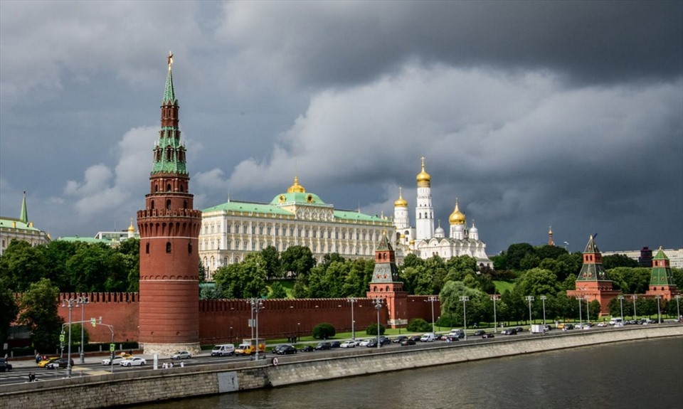 Điện Kremlin là trung tâm địa lý và lịch sử của Mát-xcơ-va, nằm trên bờ trái sông Mát-xcơ-va. Trước kia, địa điểm này được chọn là nơi cử hành hôn lễ của hoàng gia, tổ chức các nghi lễ trọng đại của đất nước và cũng là nơi Sa hoàng tiếp đón đại sứ của các quốc gia. Hiện nay, điện Kremlin là nơi làm việc của các cơ quan tối cao trong chính quyền Nga.