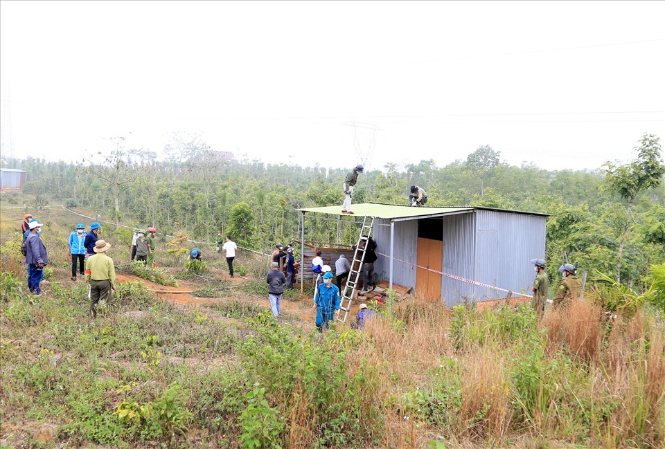 UBND huyện Đắk Glong tổ chức cưỡng chế, tháo dỡ các công trình xây dựng trái phép trên đất rừng. Ảnh: Phan Tuấn
