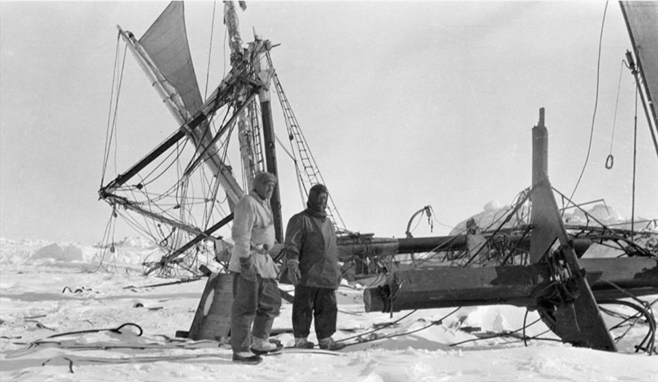 Nhà thám hiểm Shackleton (trái) quan sát những phần còn lại của con tàu trước khi tàu chìm. Ảnh: Đại học Cambridge