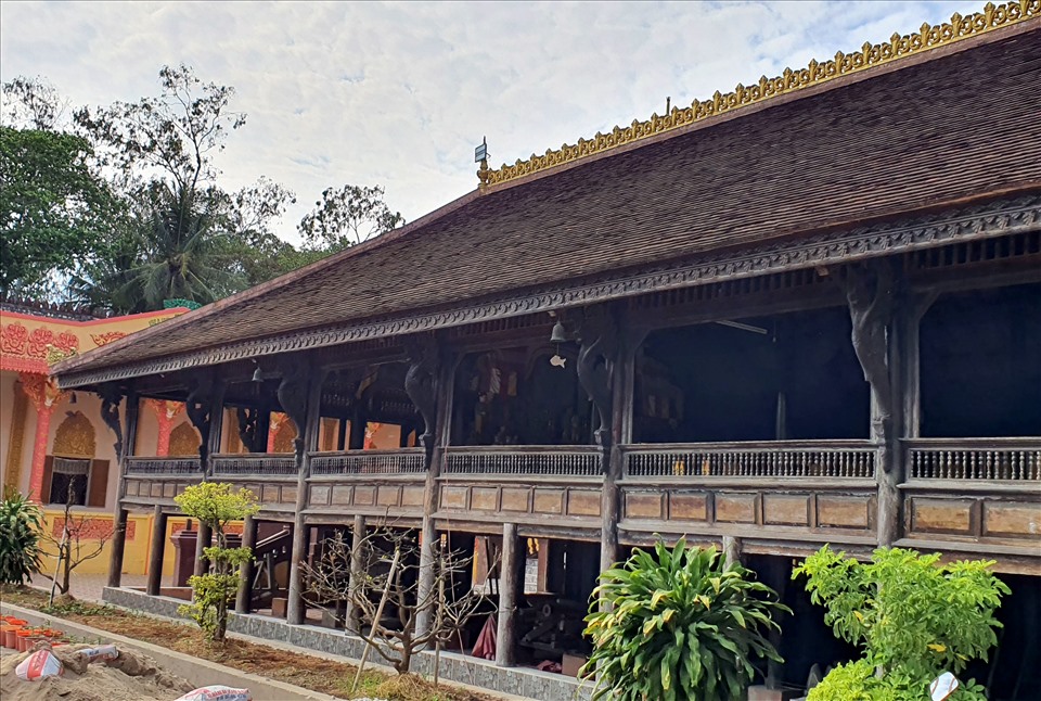 Trong khuôn viên chùa có một công trình bằng gỗ hầu như còn nguyên vẹn, được xem là hiếm có hiện nay, đó là ngôi sala (giảng đường). Công trình này xây dựng từ năm 1915, tức đã hơn 100 năm.