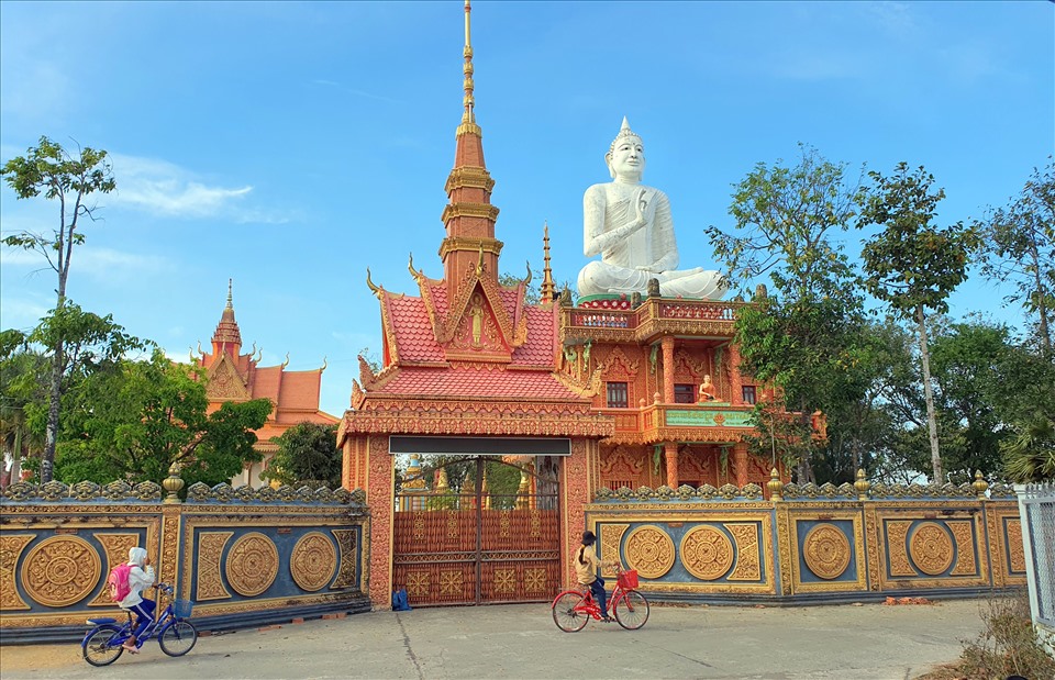 Chùa Buppharam (người dân địa phương gọi là chùa Chót. Vì theo tuyến đường giao thông từ trung tâm Bạc Liêu đi vào xã Hưng Hội, có 3 ngôi chùa Khmer thì chùa này nằm ở vị trí cuối) được xây dựng từ năm 1573, đến nay gần 450 năm. Chùa được đặt tên theo tên của Thượng tọa sáng lập chùa.
