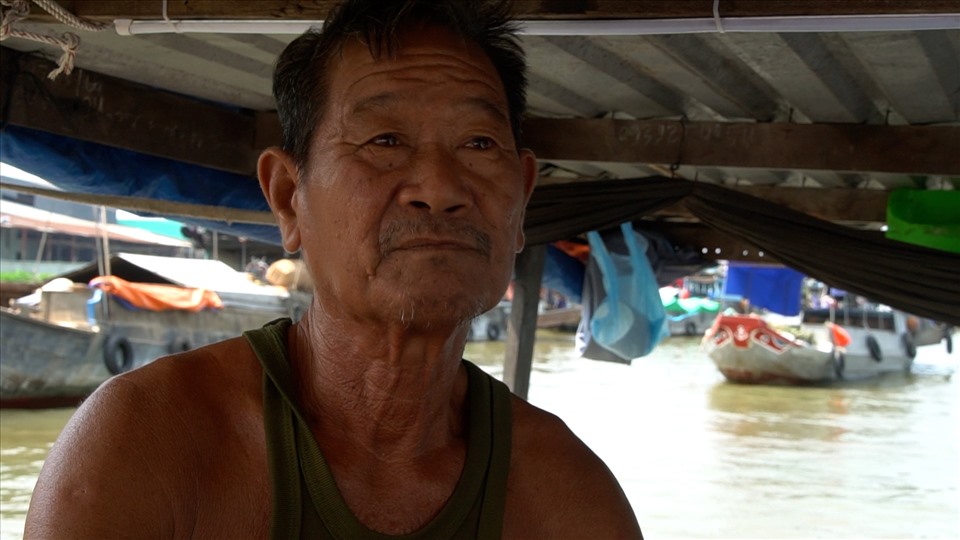 Ông Nguyễn Văn Sử, thương hồ bán dứa tại chợ nổi Cái Răng trầm ngâm.
