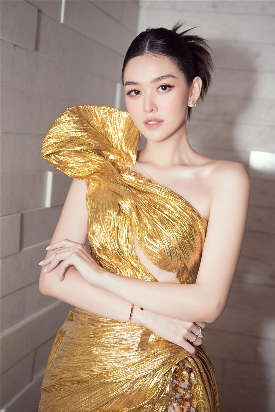Trung thành với style ngọt ngào, Á hậu Tường San khoe vẻ đẹp thanh khiết với chiếc váy dạ hội ánh vàng. Sau khi sinh con đầu lòng ở tuổi 21, Á hậu Tường San ngày càng mặn mà nhan sắc.