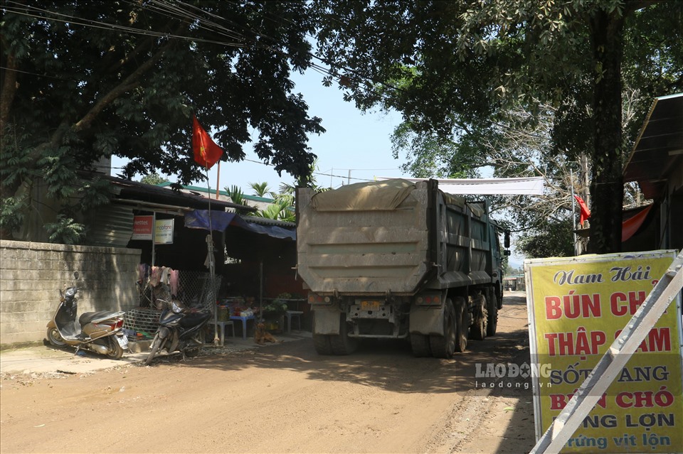 Đà Đinh Thị Thảo (xóm Đầm Đa, xã Cao Sơn) bức xúc - đoạn đường trước cửa nhà do xe tải nặng đi qua nhiều đã khiến mặt đường biến dạng thành những ổ voi, ổ gà lỗ chỗ.