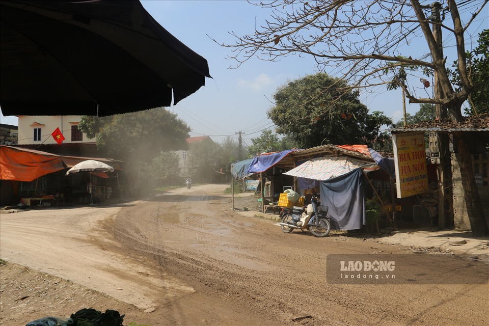 Phản ánh tới Báo Lao Động, người dân ở xã Cao Sơn, huyện Lương Sơn (Hoà Bình) rất bức xúc trước tình trạng tuyến đường dân sinh đi qua địa bàn thường xuyên có xe trọng tải lớn đi qua làm đường bị hư hỏng nặng.