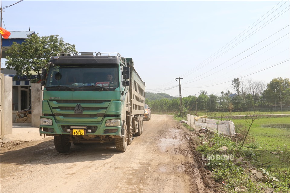 Theo nhiều người dân, trên đoạn đường này thường xuyên có những chiếc xe này chủ yếu chở vật liệu xây dựng từ các đơn vị sản xuất tại xã Tân Vinh và Cao Sơn để phục vụ cho hoạt động xây dựng trên địa bàn huyện Lương Sơn.