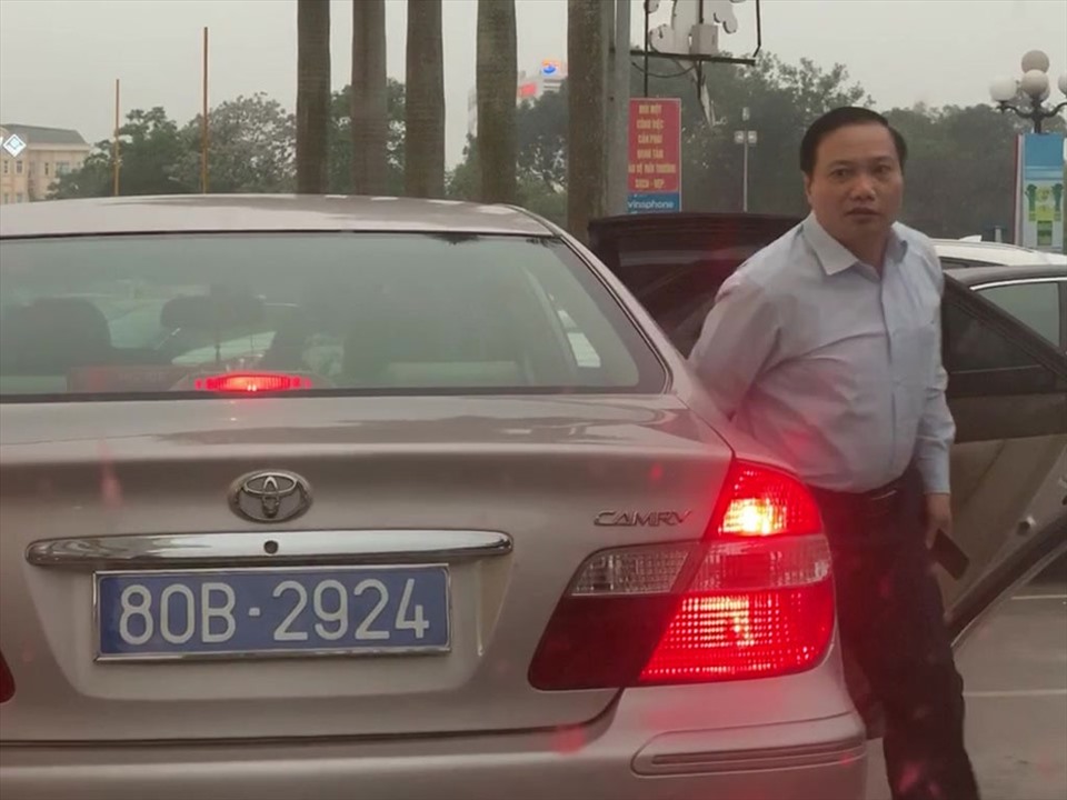 Ông Quảng sử dụng xe gắn biển xanh 80B-2924 không đúng quy định khi đi công tác. Ảnh: Minh Hải