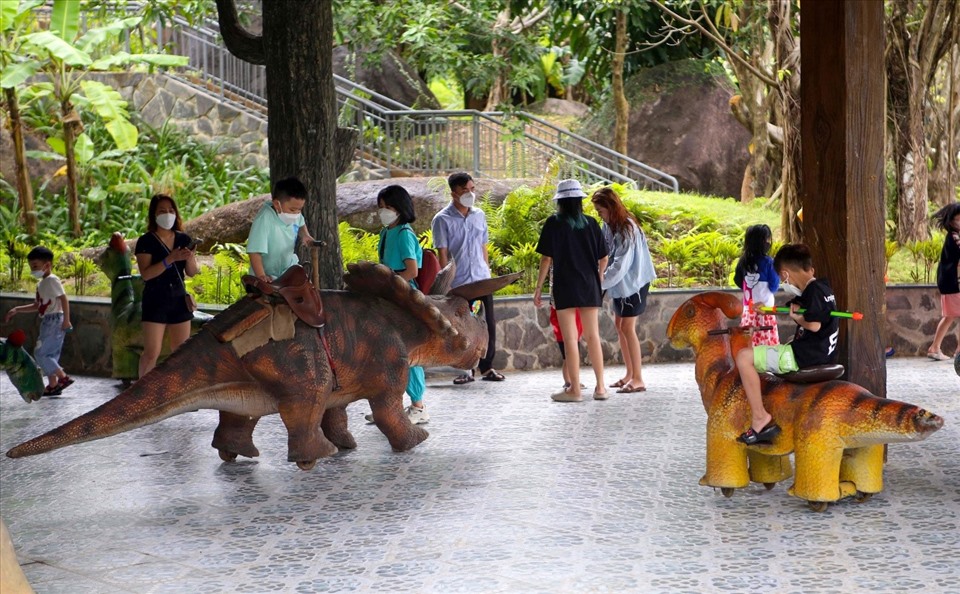 Du khách đến vui chơi tại Công viên Khủng Long – KDL Núi Thần Tài