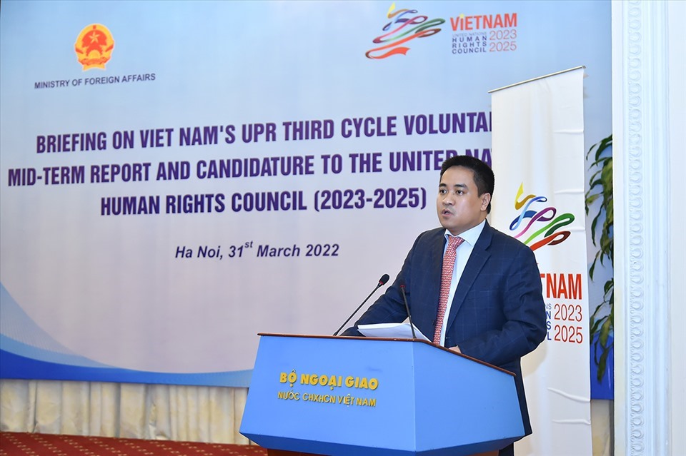 Ông Đỗ Hùng Việt, Trợ lý Bộ trưởng Bộ Ngoại giao, phát biểu khai mạc. Ảnh: Song Minh