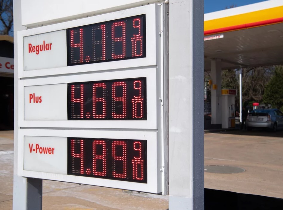Giá xăng ở Arlington, Texas, Mỹ ngày 16.3.2022. Ảnh: AFP
