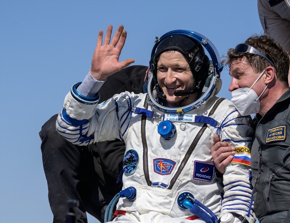 Phi hành gia Nga Sergei Kud-Sverchkov hoàn thành nhiệm vụ đầu tiên ngoài không gian vũ trụ. Ảnh: NASA.