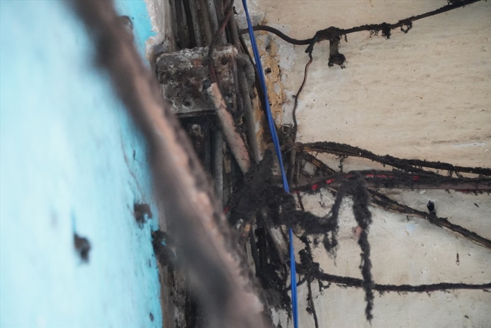 Hệ thống điện cũ kỹ tại chung cư 440 Trần Hưng Đạo. Chập điện là nguyên nhân gây ra phần lớn các vụ cháy tại TPHCM.