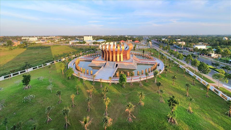 Công trình Đền thờ Vua Hùng ở TP Cần Thơ có diện tích hơn 39.000 m2, tổng mức đầu tư 129,5 tỉ do Công ty Cổ phần Đầu tư Văn Phú - Invest tài trợ, đã được xây dựng gần 2 năm.