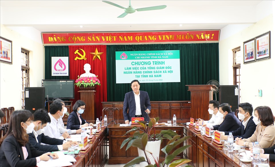 Tổng Giám đốc Dương Quyết Thắng và các Thành viên Đoàn công tác làm việc với Lãnh đạo chủ chốt của chi nhánh NHCSXH tỉnh Hà Nam.