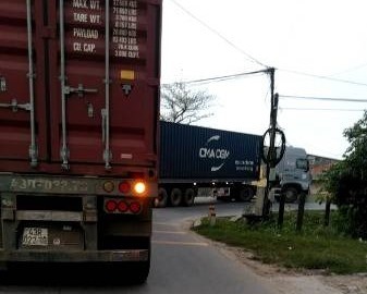 Xe container nối đuôi nhau lưu thông trên đường làng. Ảnh: NDCC.