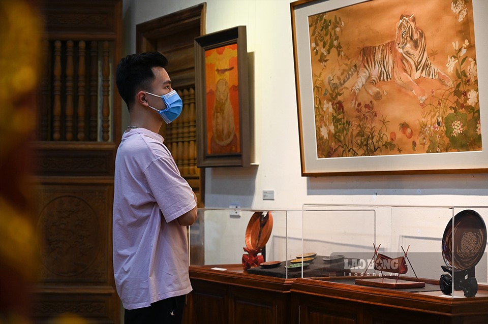Bạn Ninh Hiệp (Đống Đa, Hà Nội) cảm thấy vui vì có thể trải nghiệm triển lãm thú vị ngay trong không gian đi bộ Hồ Gươm.