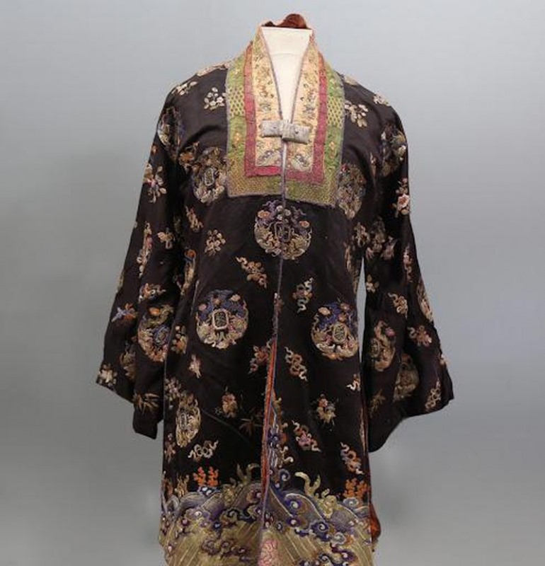 Áo dài Nhật Bình, một cổ phục của Cung đình Huế.