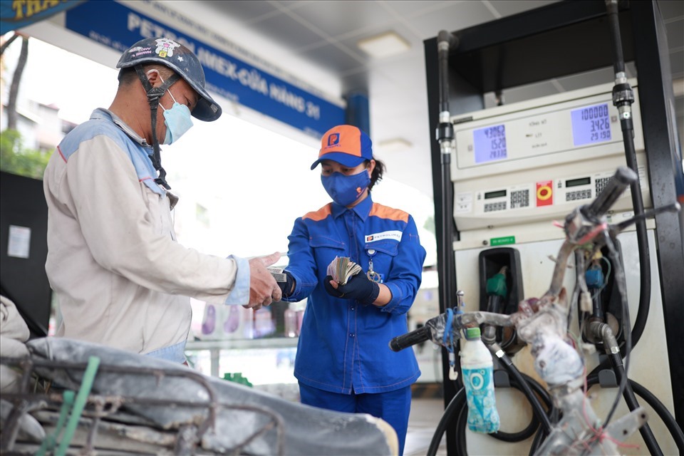 Việc điều chỉnh giá xăng dầu sớm hơn bình thường để đảm bảo lợi ích của người dân và doanh nghiệp. Ảnh: Hải Nguyễn