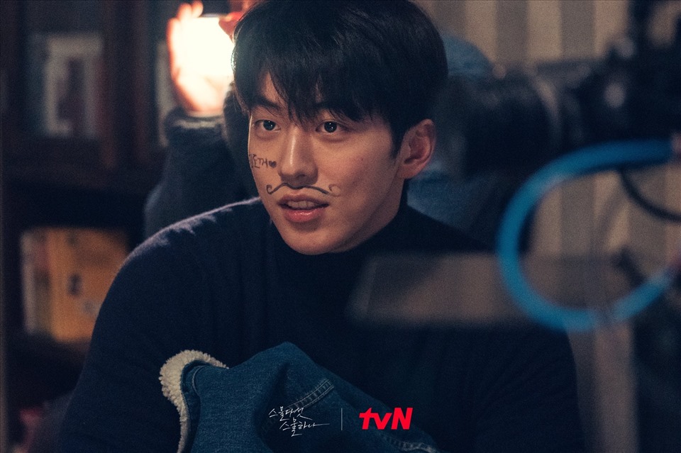 Dàn diễn viên phim “Tuổi 25, tuổi 21” rất thân thiết, luôn tỏa ra những năng lượng tích cực và có “phản ứng hóa học” tự nhiên trong những bức ảnh hậu trưởng. Ảnh: tvN