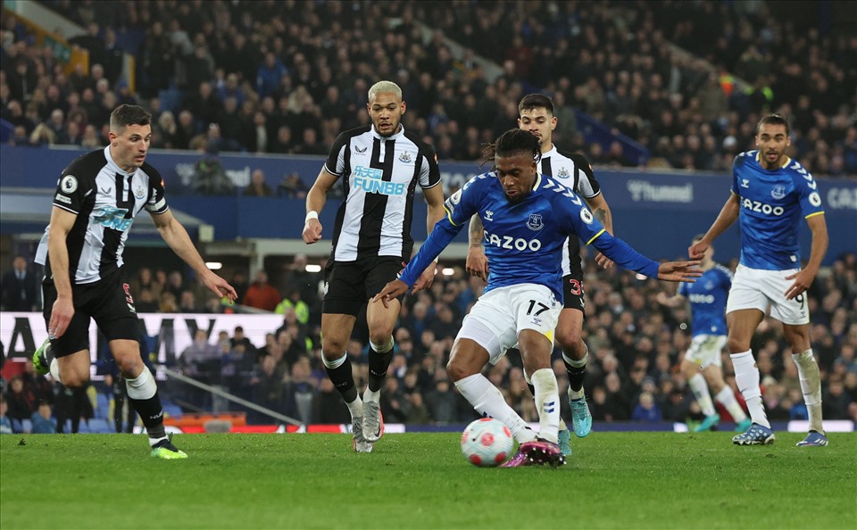 Everton vừa thoát hiểm ở phút 90+9 trước Newcastle. Ảnh: AFP
