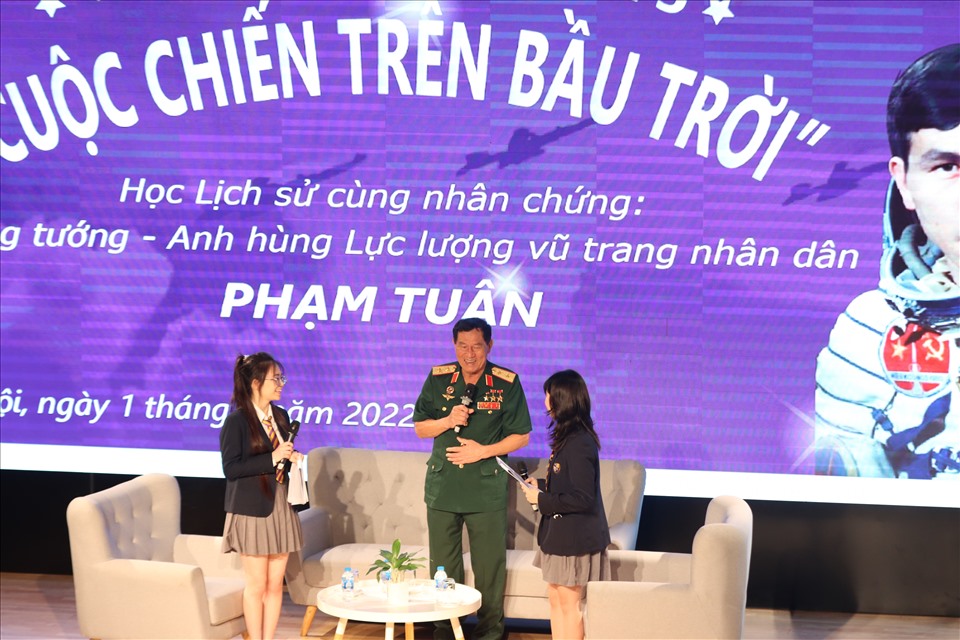 Học sinh học Lịch sử cùng Trung tướng Phạm Tuân. Ảnh: Quỳnh Trang