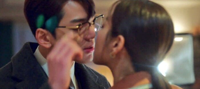 Kim Min Kyu gây sốt với nụ hôn tháo kính.