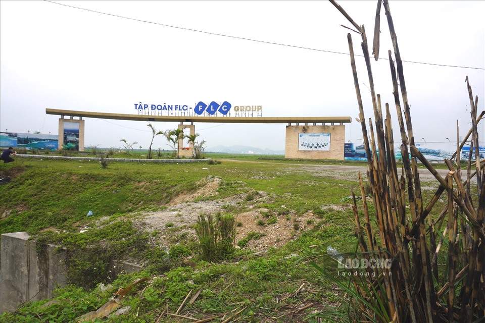 Tuy nhiên, theo ghi nhận của Lao Động, gần 7 năm sau ngày khởi công, dự án này mới chỉ xây dựng được duy nhất khu cổng chào, dựng vài trăm mét hệ thống tường quây quảng cáo và san lấp đất quanh khu vực cổng.