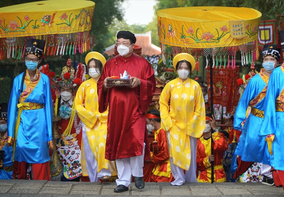 Đúng 7h nghi thức rước kiệu, dâng hương Quốc Tổ Hùng Vương diễn ra trang nghiêm. Đoàn người đi từ quảng trường theo con đường tre dài khoảng 400 m vào đền tưởng niệm các vua Hùng.