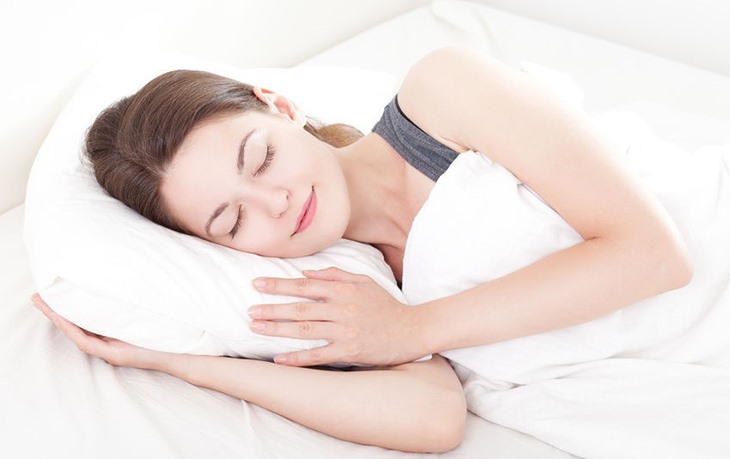 Thay đổi tư thế khi ngủ có thể giúp giảm ngáy ngủ. Ảnh: ST