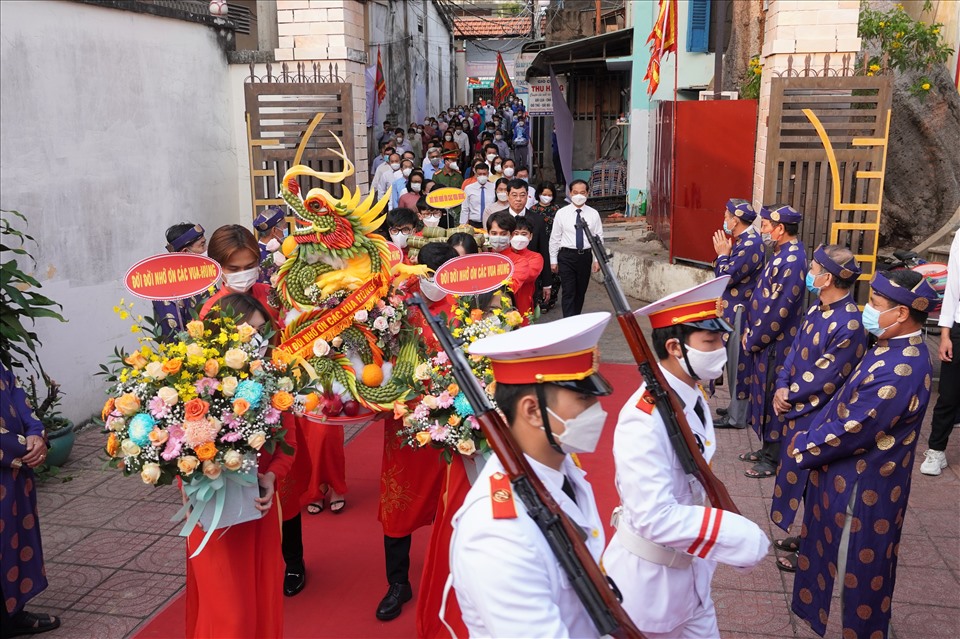 Đội ngũ di chuyển vào đền thờ chuẩn bị dâng hương. Ảnh: T.A