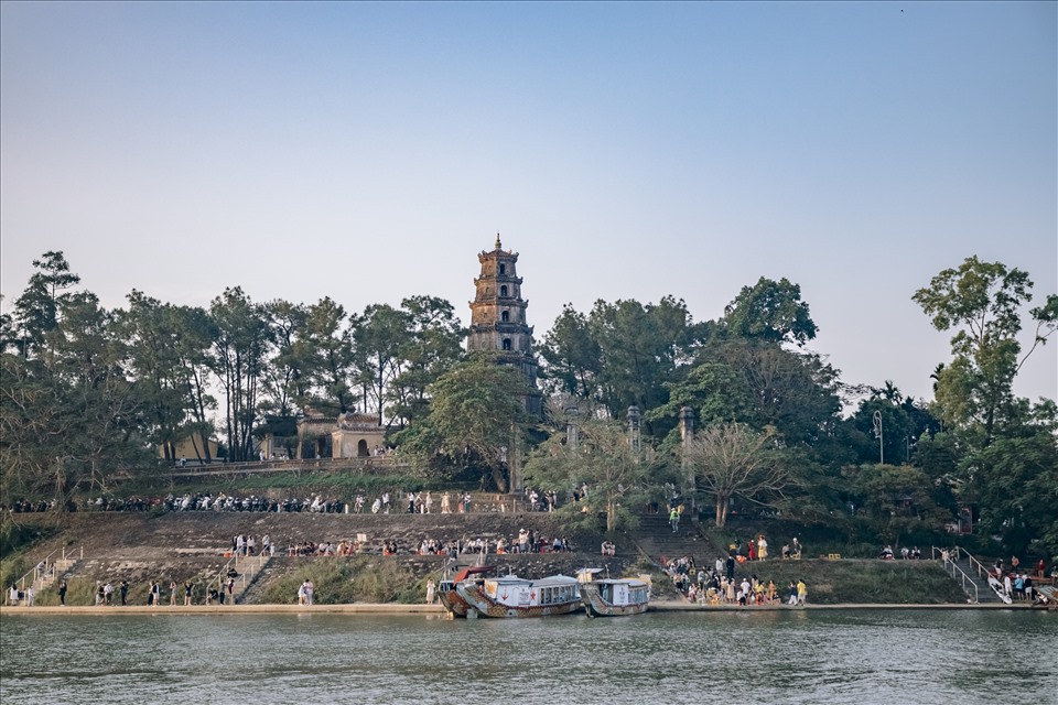 Hành trình xuất phát từ bến thuyền số 5 Lê Lợi, ngược dòng Hương giang, băng qua các làng mạc cùng ngắm nhìn dòng người xuôi ngược hai bên bờ, nổi tiếng là làng Phú Mộng, Kim Long.