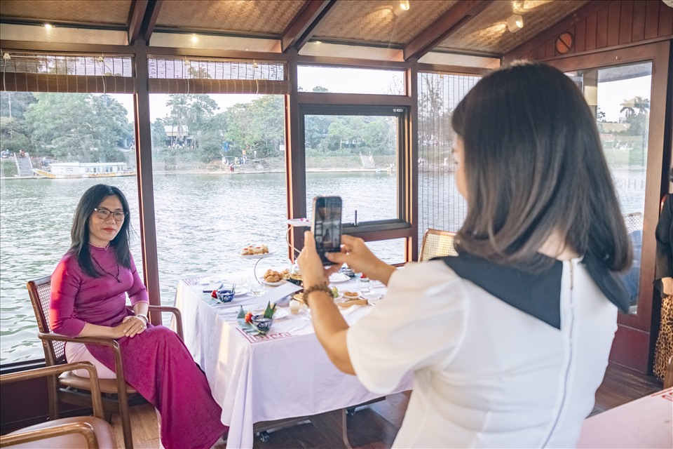 Trong hành trình trên sông Hương, du khách không chỉ được chụp hình, “sống ảo” với cảnh đẹp sông nước, mây trời mà còn cùng nhau thưởng thức trà chiều với đầy đủ các loại bánh, trái,…