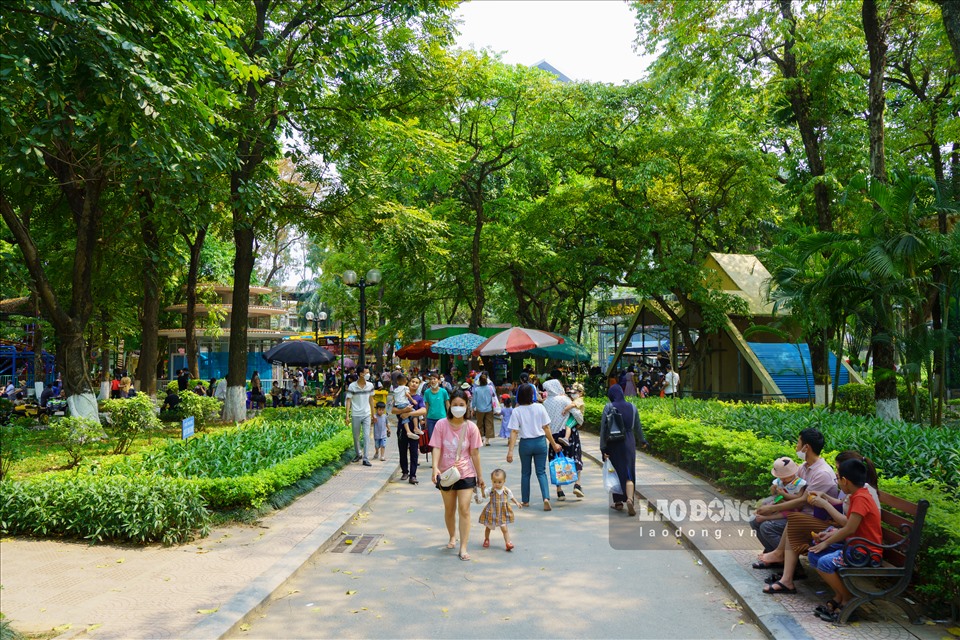 Hàng chục nghìn du khách đổ về Vườn thú Hà Nội để tham quan. Ảnh: PV.