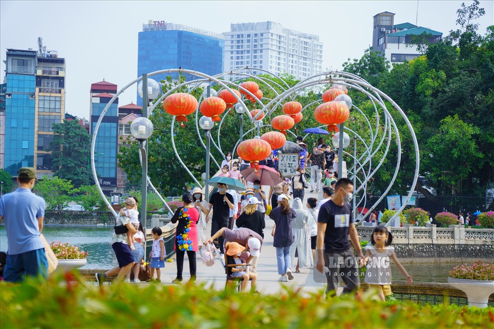Hàng chục nghìn lượt khách tới vui chơi, tham quan Vườn thú Hà Nội trong dịp lễ Giỗ Tổ Hùng Vương.