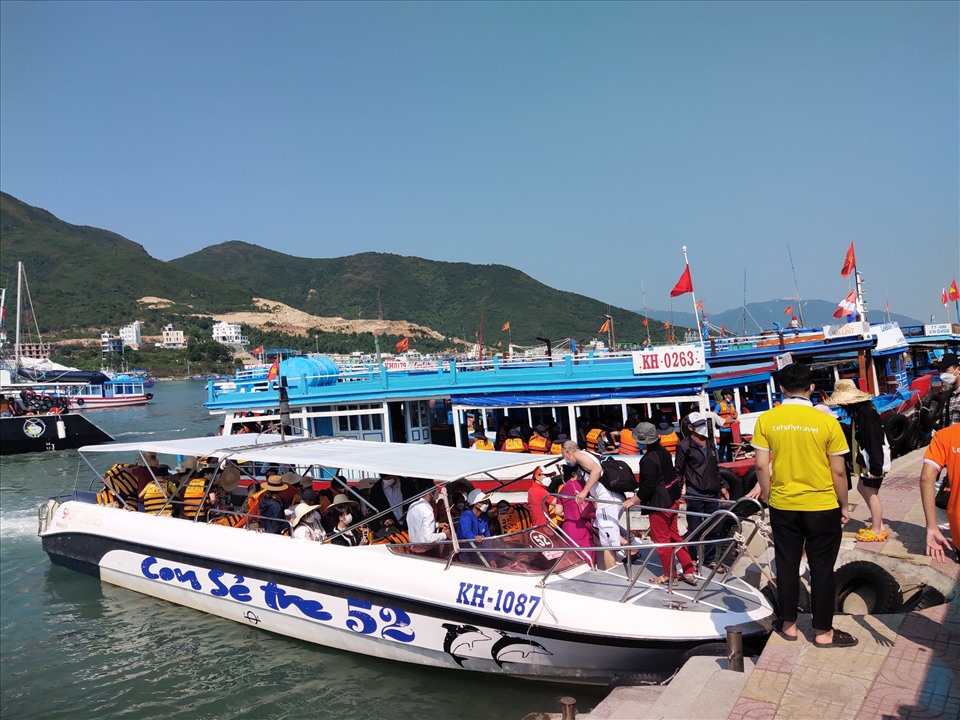 Nhiều chuyến ca nô, tàu ra vào liên tục để đưa du khách ra đảo ở TP.Nha Trang.