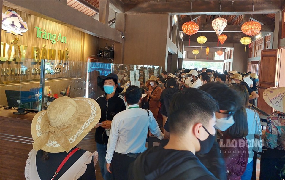 Theo Ban quản lý Khu du lịch sinh thái Trang An, trong ngày 10.4, có khoảng gần 3 vạn khách du lịch tới thạm quan tại đây. Mặc dù lượng khách đông nhưng công tác phòng dịch COVID-19 được Ban quản lý khu du lịch Tràng An và du khách tuân thủ, chấp hành nghiêm theo quy định. Ảnh: NT