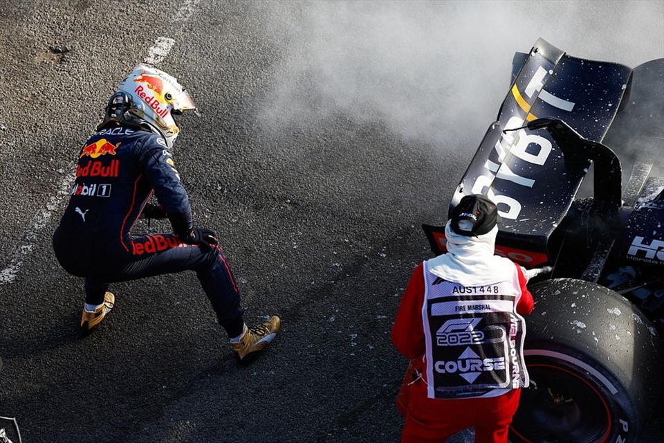 Max Verstappen sớm phải rời cuộc đua vì sự cố với chiếc xe RB18. Ảnh: Motorsport