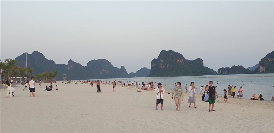 Du khách và người dân tại bãi biển Hòn Gai, TP.Hạ Long chiều 10.4.2022. Ảnh: Nguyễn Hùng
