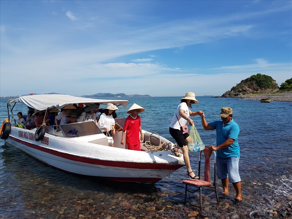 Đảo Hòn Ngư (Song Ngư) cách đất liền 4km, du khách có thể đi đến đảo bằng ca nô cao tốc.