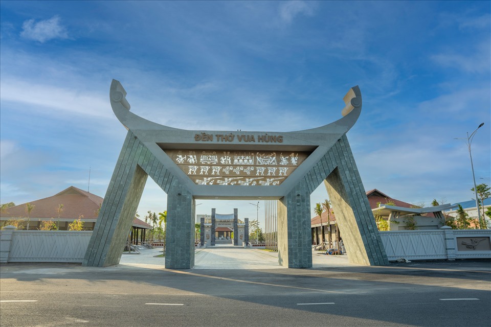 Đền thờ Vua Hùng tọa lạc tại phường Bình Thủy, quận Bình Thủy, với tổng mức đầu tư 129,5 tỷ đồng. Trong ảnh: Cổng chính. Ảnh: DDT cung cấp.