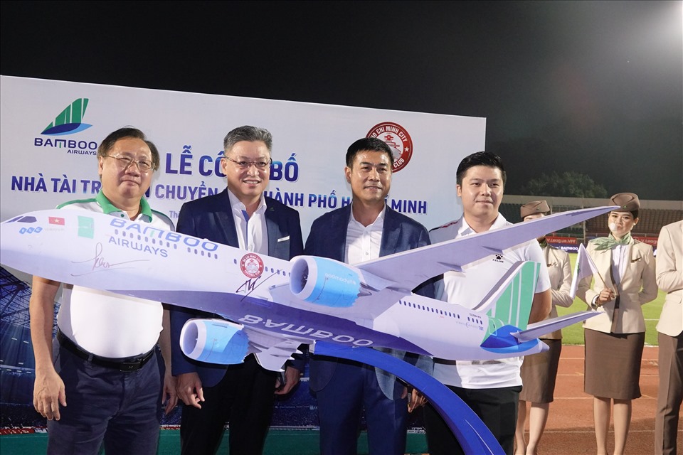 Bamboo Airways tiếp tục là nhà tài trợ vận chuyển cho đội TPHCM trong năm 2022. Ảnh: Nguyễn Đăng